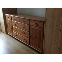 Grenenhouten Dressoir