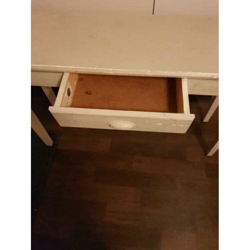 Te koop side table gebroken wit.