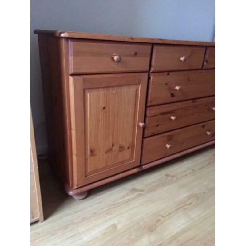 Grenenhouten Dressoir