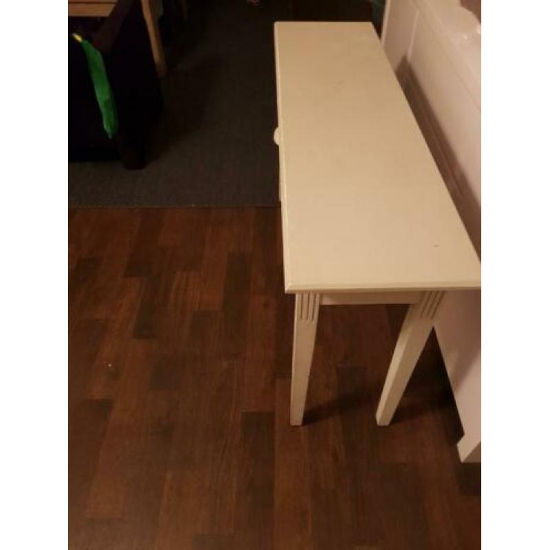 Te koop side table gebroken wit.