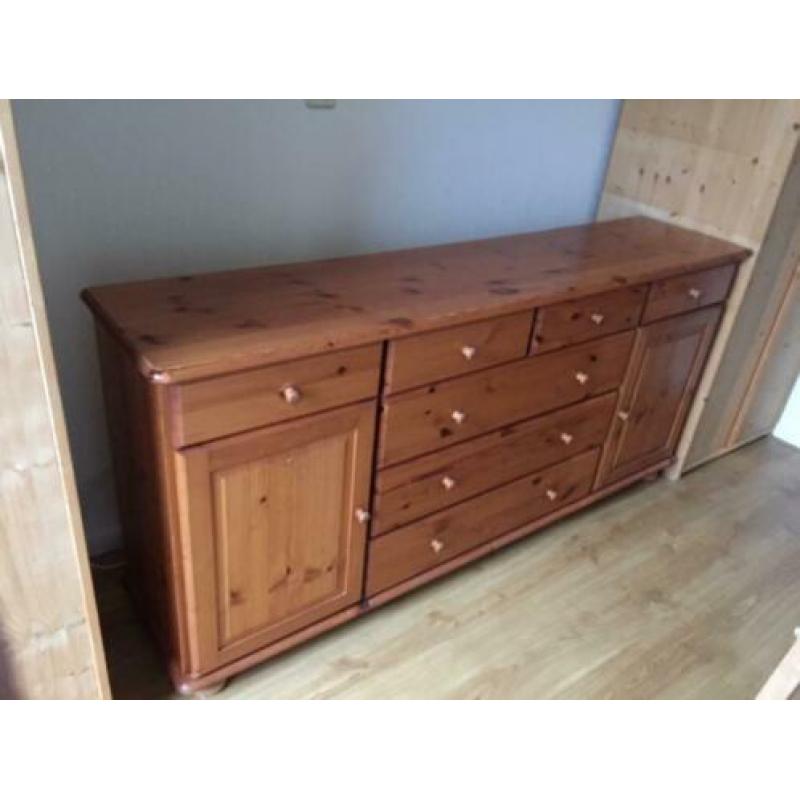 Grenenhouten Dressoir