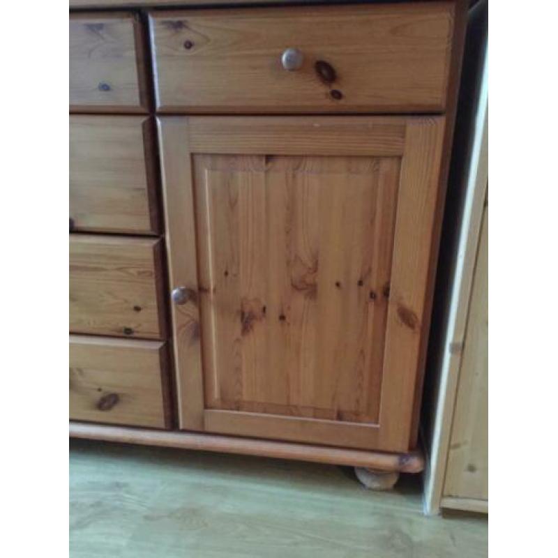 Grenenhouten Dressoir