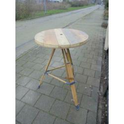 Industriele bartafel/statafel met onderstel houten driepoot