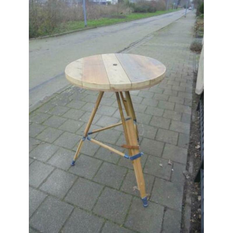 Industriele bartafel/statafel met onderstel houten driepoot