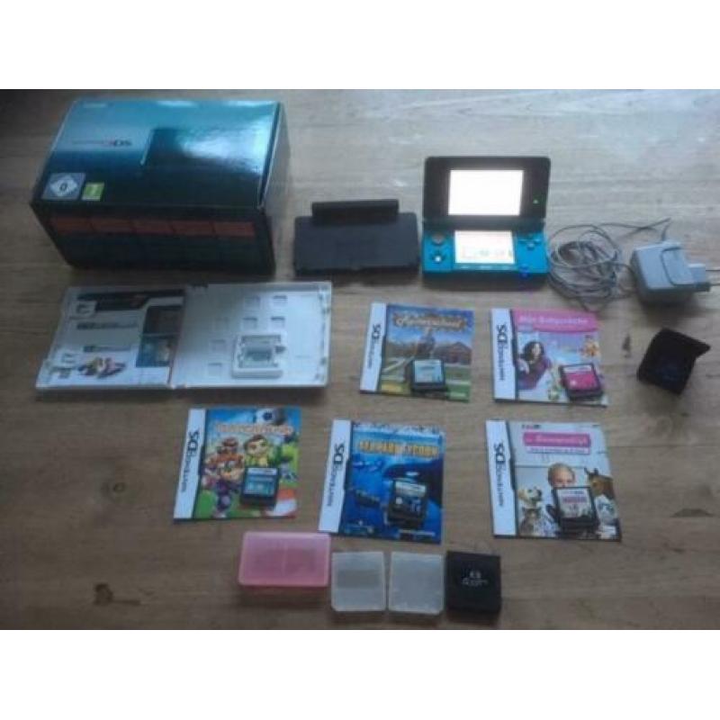 Nintendo 3DS, blauw, met spellen, oplader en originele doos.