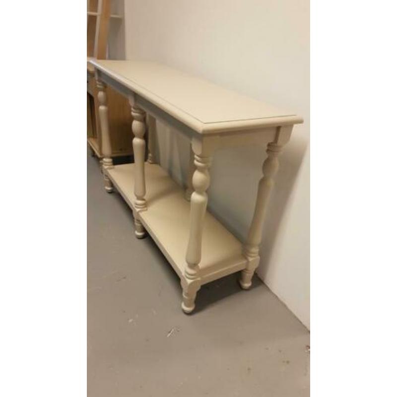 Nieuwe houten sidetables in twee kleuren