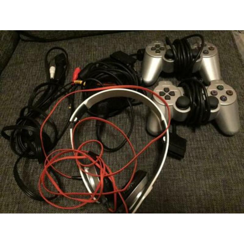 Playstation 2 met 34 spellen, koptelefoon en 2 controllers