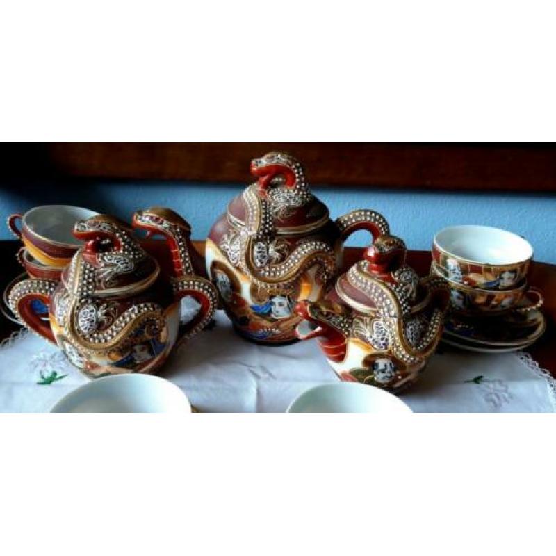 Japans Satsuma dragonware servies met geisha gezichtjes