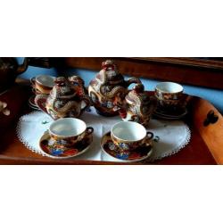 Japans Satsuma dragonware servies met geisha gezichtjes