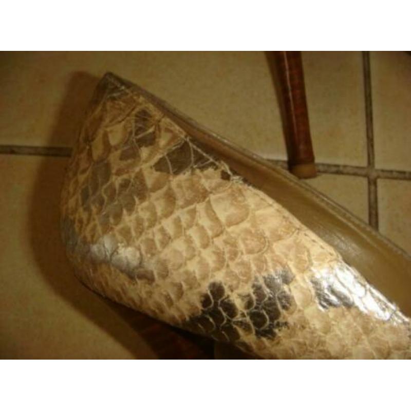 Stuart Weitzman slangenprint pumps beige zilver metallic 40