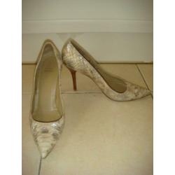 Stuart Weitzman slangenprint pumps beige zilver metallic 40