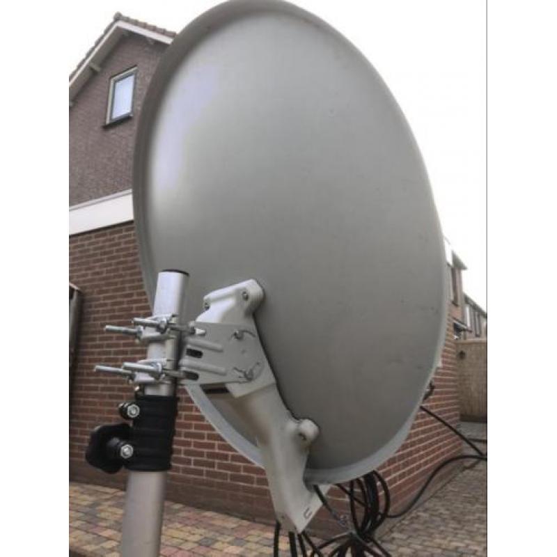 Schotelantenne met standaard