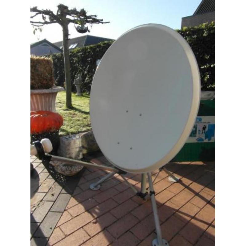 schotelantenne 85 cm met standaard ,Kop en sat finder en ext