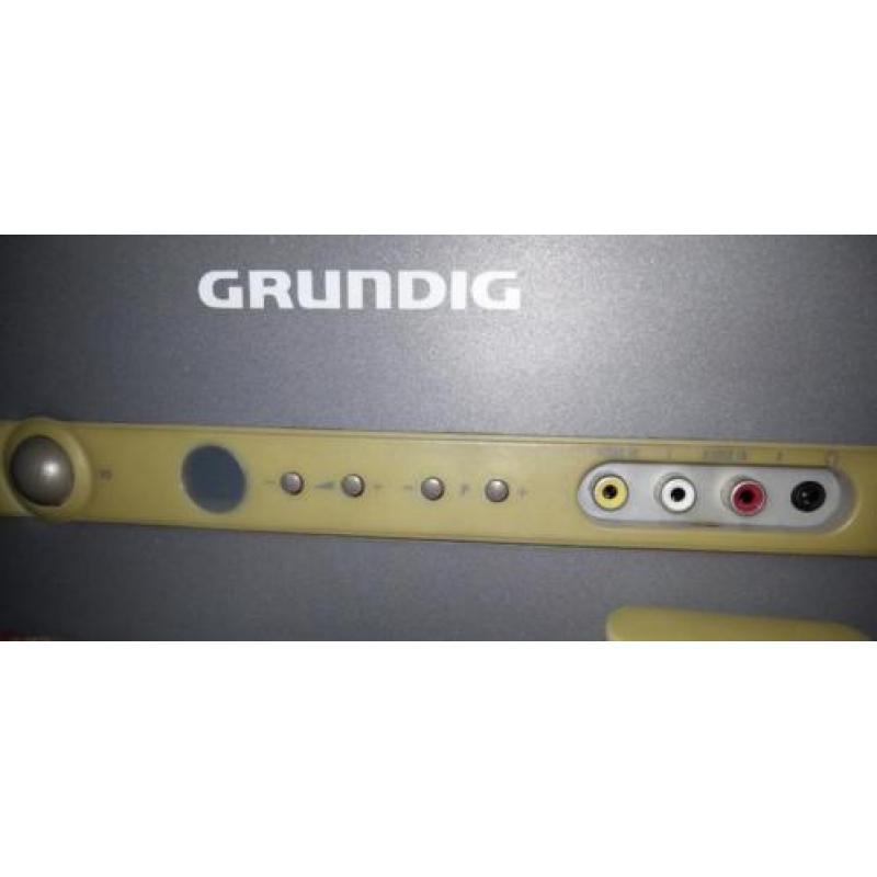 Grundig TV met rood/wit/gele aansluiting voor een spelcomp.