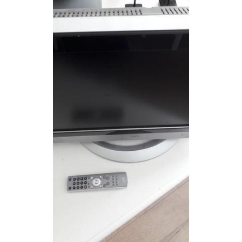 LCD. TV 83 cm beeld .